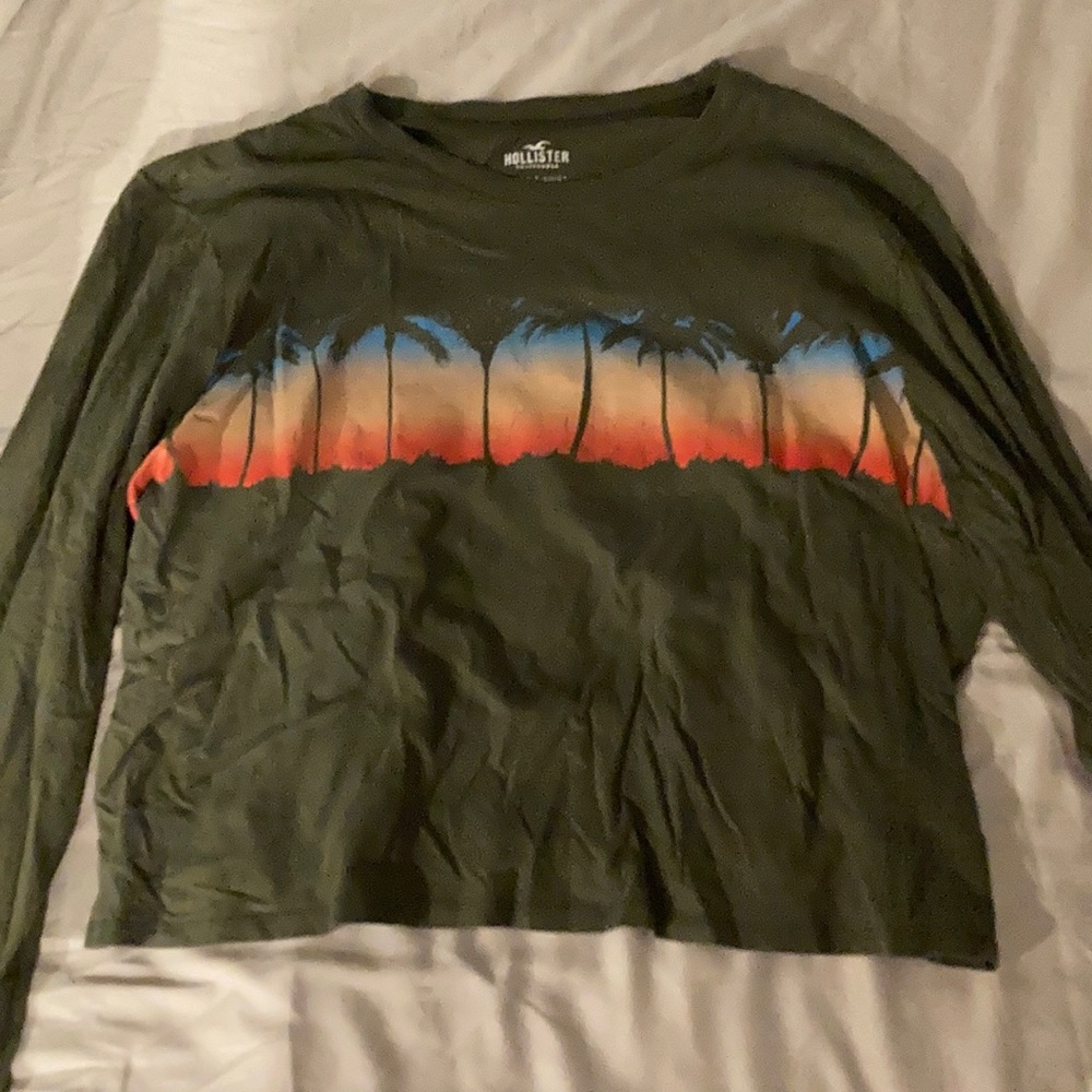 A crop top long sleeve shirt